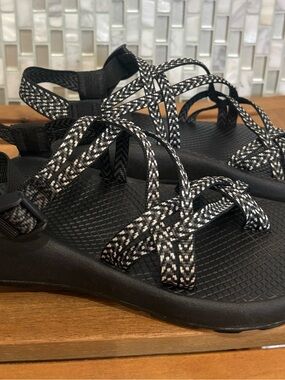 Chaco Women’s Size 9  ZX2 Performance Sandals Black And White Hiking Strap